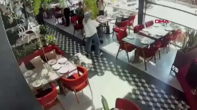 Zeytinburnu'nda restorana silahlı saldırı kamerada: 2 yaralı
